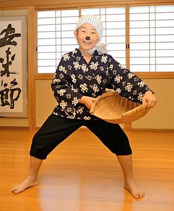 どじょうすくい踊りの練習に励む松崎光星君＝安来市古川町、安来節屋