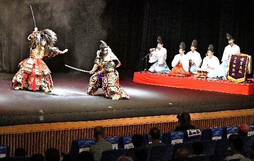 観客を前に演目を披露する高校生＝江津市江津町、市総合市民センター