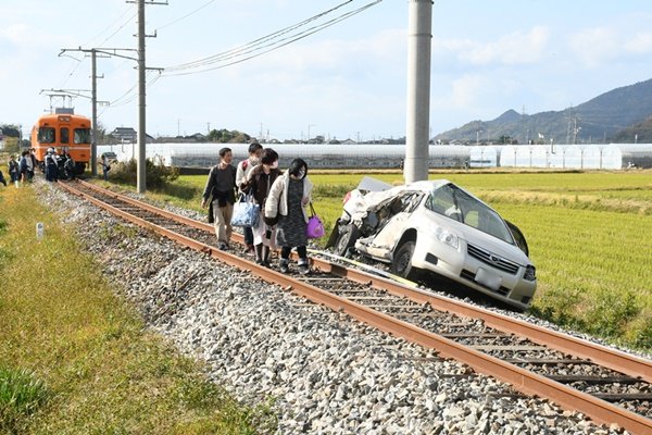 車と電車の衝突事故があった現場＝２３日午後１時３６分、出雲市大社町入南