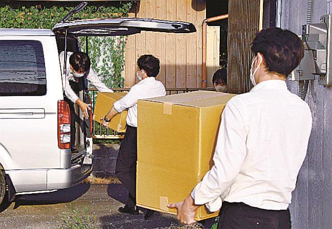 秋本真利衆院議員の地元事務所から押収物を運び出す東京地検の係官ら＝４日午後、千葉県佐倉市