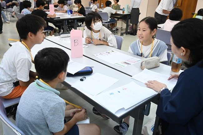 「平等」について話し合う小学生＝松江市母衣町、松江商工会議所