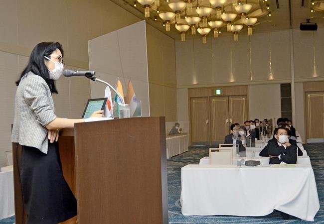 インドの急激な経済成長について説明する外務省の秋山麻里国別開発協力第二課長＝松江市千鳥町、ホテル一畑