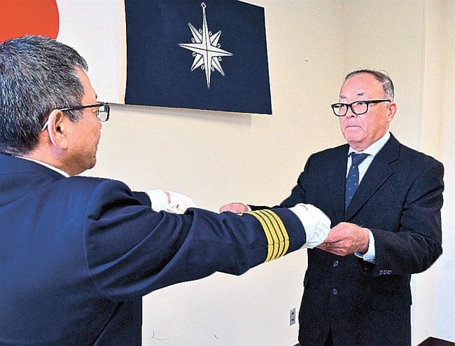 感謝状を受け取る大門英樹大田支所長（右）＝浜田市長浜町、浜田港湾合同庁舎