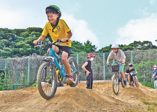こぶがあるコースを自転車で疾走する子ども＝島根県隠岐の島町卯敷