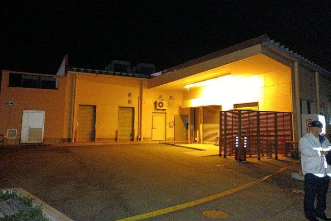 強盗事件があった丸合境港ターミナル店＝２０日未明、境港市浜ノ町