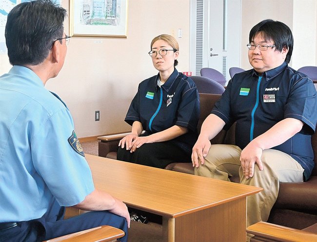詐欺被害防止の取り組みについて話す西村生美さん（中央）と山内剛店長（右）＝松江市袖師町、松江警察署