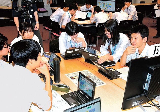 出雲市の課題について話し合う生徒たち＝出雲市今市町、市役所