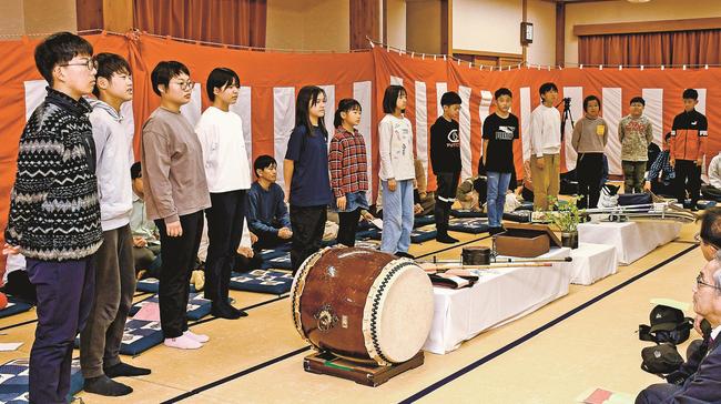 入園のつどいであいさつする子どもたち＝大田市山口町、市山村留学センター