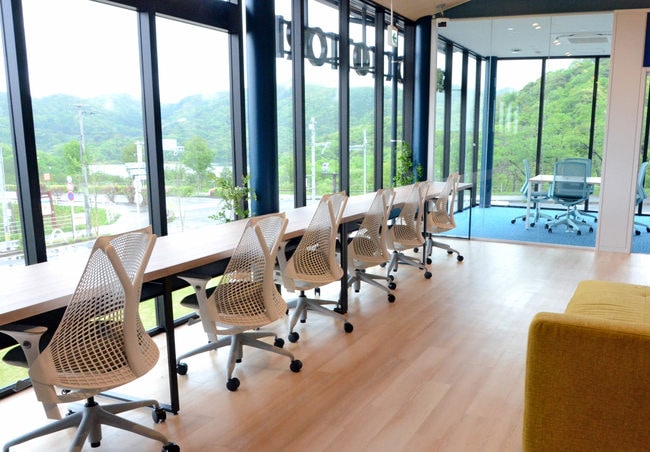 鳥取砂丘や多鯰ケ池が見える２階のワークスペース