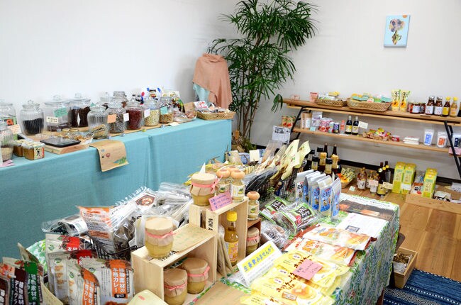 農産物や調味料など100品以上が並ぶ店内＝安来市沢町、Dacha（ダーチャ）