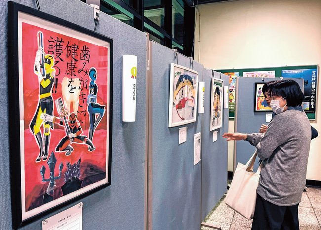 コンクールで１位になった作品を見る人たち＝松江市殿町、島根県庁