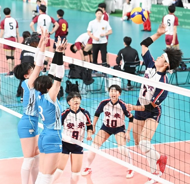 【女子２回戦・安来－東京都市大塩尻】第２セット、安来の御神本心晴（右）がスパイクを放つ＝東京体育館