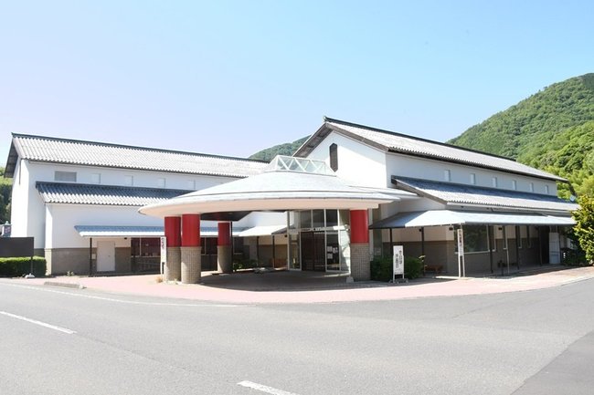 再開の見通しが立っていない温泉施設「出雲須佐温泉ゆかり館」＝出雲市佐田町原田
