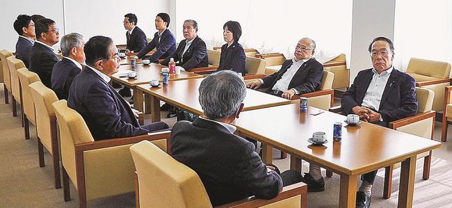 ２３日に開かれた会合に臨む自民党島根県第１選挙区支部の県議。細田博之衆院議員の支援に対し、難色を示す意見が相次いだ＝松江市殿町、島根県議会