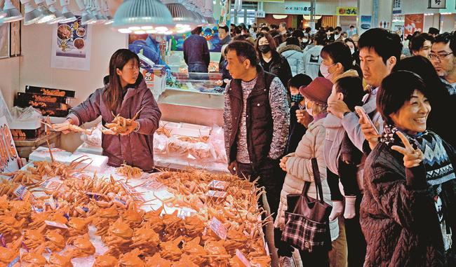 カニなどを買い求める来場者でにぎわう境港水産物直売センター＝境港市昭和町