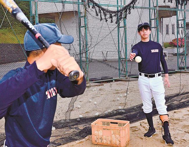 ティー打撃でボールを上げる斎木柊哉さん（右）＝益田市高津３丁目、高津中学校