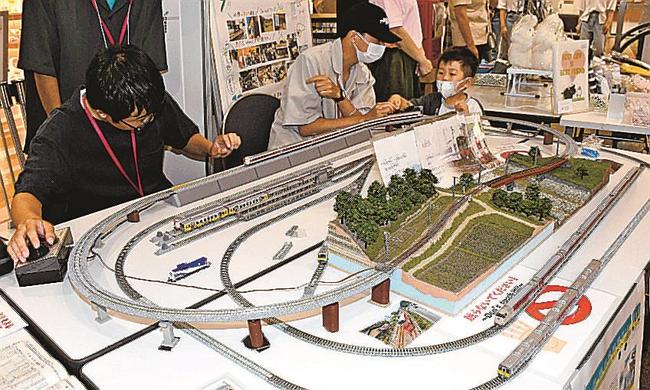 ＪＲ木次線などを走る列車の鉄道模型を見て楽しむ来場者＝松江市東朝日町、イオン松江ショッピングセンター