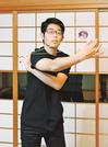 自分が設計し、商品化したヨーヨーで技を披露する吾郷雄飛さん＝出雲市内