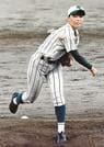 全力投球で打者をねじ伏せる川上瑞希さん＝出雲市大社町北荒木、島根県立浜山公園野球場