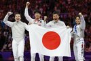 パリ五輪のフェンシング男子フルーレ団体で金メダルを獲得した（左から）永野雄大、敷根崇裕、松山恭助、飯村一輝＝４日、パリ（共同）
