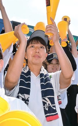 アルプススタンドからエールを送る仙田亜紀子さん＝兵庫県西宮市、阪神甲子園球場