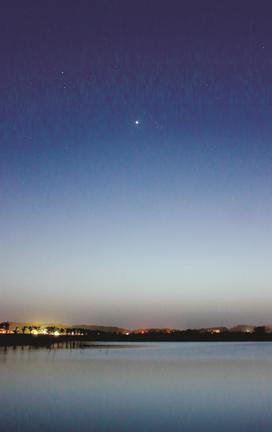「よいの明星」の金星＝4月１２日、出雲市の神西湖で撮影