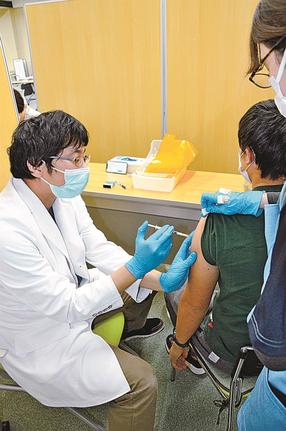 1、2回目の人を対象とした夜間会場でワクチン接種を受ける市民=米子市糀町1丁目、鳥取県西部総合事務所