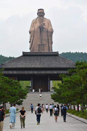 孔子の生誕地にそびえ立つ巨大な孔子像＝２０２２年７月、中国・曲阜（共同）