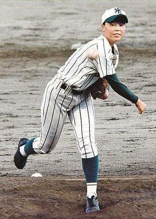 全力投球で打者をねじ伏せる川上瑞希さん＝出雲市大社町北荒木、島根県立浜山公園野球場