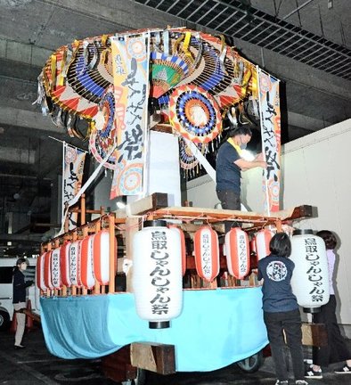 ＪＲ鳥取駅前の風紋広場に展示される大傘＝鳥取市東品治町