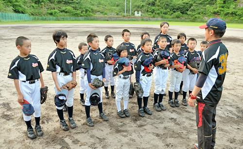 勝部祐樹監督（右端）から指導を受ける保名彩果さん（左から２人目）ら邑智スパローズのメンバー＝島根県美郷町久保、同町ふれあい広場野球場