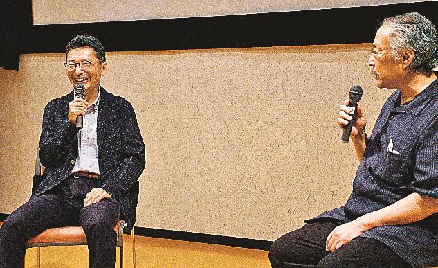 小泉八雲について語る小泉凡館長（左）と森本良和会長=鳥取市東町２丁目、鳥取県立博物館