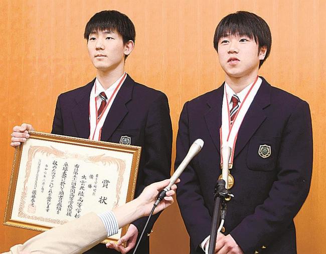 全国高校選抜卓球大会の男子団体初優勝を振り返る出雲北陵高校の小野泰和主将（右）と黒田昌秀選手＝松江市殿町、島根県庁