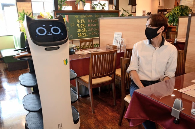 新たに導入された配膳ロボット＝浜田市朝日町、イタリアンキッチンＮａｎｏｈａｎａ