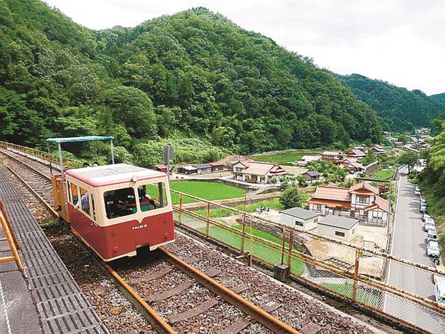 旧宇都井駅構内を走るトロッコ＝島根県邑南町宇都井