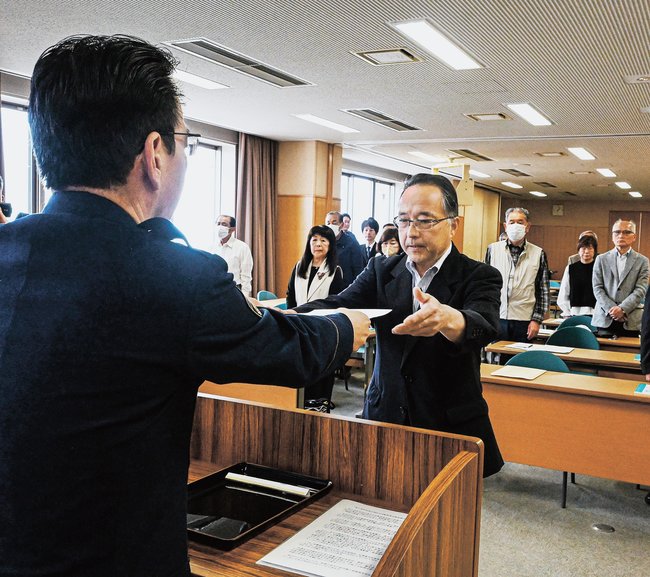 金築和弘署長（左）から委嘱状を受け取る栄本康右さん＝松江市袖師町、松江署