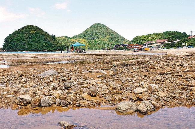 大雨で砂浜が流され、土砂が流入した北浦海水浴場=松江市美保関町北浦