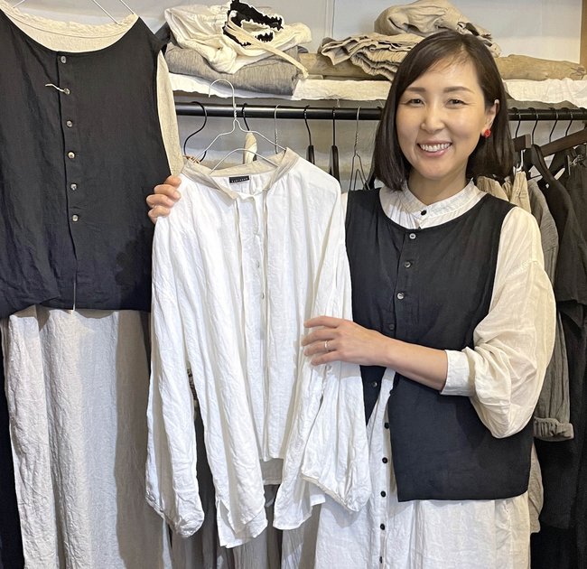 商品を紹介する小竹満紀子さん＝米子市四日市町、ｐｌｕｓ　ｏｎｅ（プラスワン）