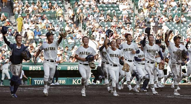報徳学園に勝利し、応援席へ駆け出す大社ナイン＝甲子園