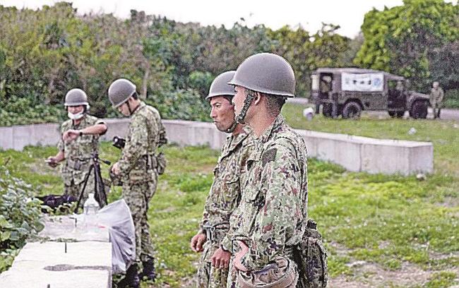 陸自ヘリが行方不明となった沖縄県・宮古島周辺海域を見る自衛隊員＝７日、宮古島市
