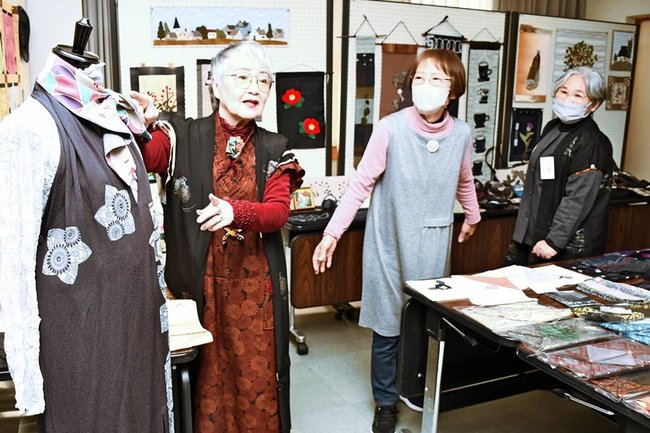 展示する手作りの作品を前に交流するスタッフと来場者＝大田市大田町、サンレディー大田