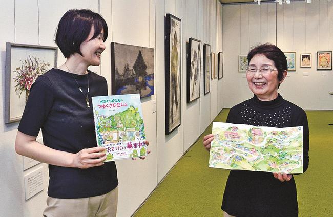 飯南町内の地図を手掛けたかげやままきさん（左）ら＝松江市殿町、タウンプラザしまね