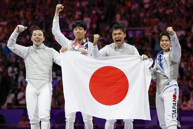 パリ五輪のフェンシング男子フルーレ団体で金メダルを獲得した（左から）永野雄大、敷根崇裕、松山恭助、飯村一輝＝４日、パリ（共同）
