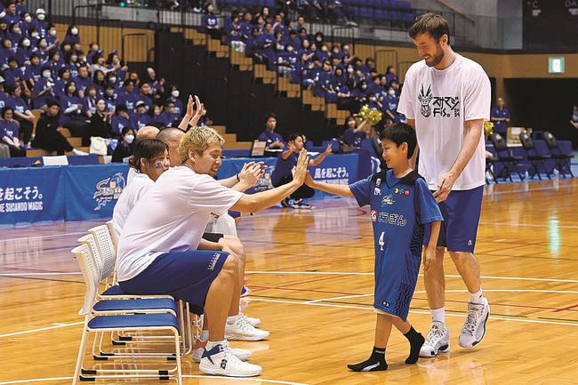 ファン感謝祭で島根スサノオマジックの選手と交流する来場者＝松江市学園南１丁目、市総合体育館
