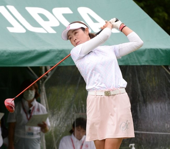 １番でティーショットを放つ西山ゆかり‖大山平原ゴルフクラブ