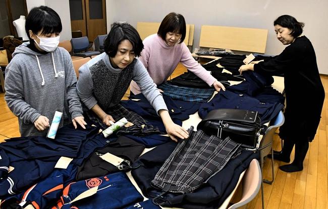 制服譲渡会に向けて準備を進める団体の関係者＝出雲市平田町、平田ショッピングセンターＶｉＶＡ