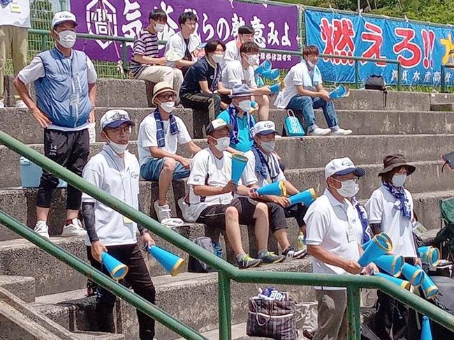試合を見つめる保護者たち。スタンドには江津、浜田水産両校の横断幕が並んでいた＝１３日、松江市営野球場