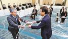 松尾倫男社長（右）から表彰賞状を受け取る砂流啓二さん＝松江市千鳥町、ホテル一畑