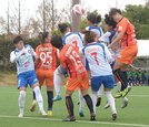 【第２節・ディオッサ出雲ＦＣ｜岡山湯郷Ｂｅｌｌｅ】前半、ディオッサ出雲のＤＦ島村公美子（右端）がコーナーキックを頭で合わせて先制する＝出雲健康公園多目的運動場