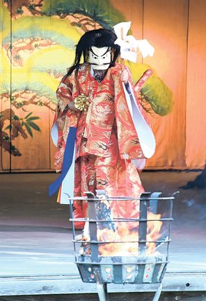 かがり火の近くで舞を披露する深野神楽こども教室のメンバー＝雲南市木次町西日登、きすき健康の森